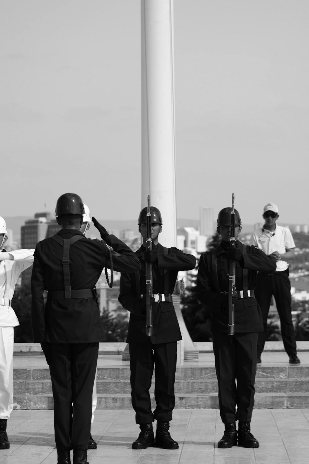 The Military Salute You’ve Been Misreading Your Whole Life 2 Soldiers in formal uniforms perform a salute during a military ceremony outdoors in Ankara, Türkiye.