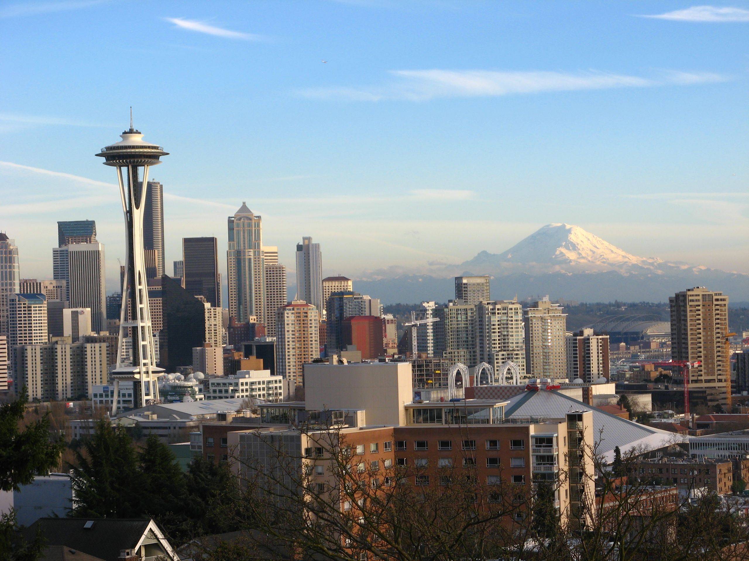 Seattle’s No-Sobriety Shelter Plan Could Test Americans’ Patience on Homelessness and Safety 1 Stunning view of Seattle skyline featuring the Space Needle and Mount Rainier.