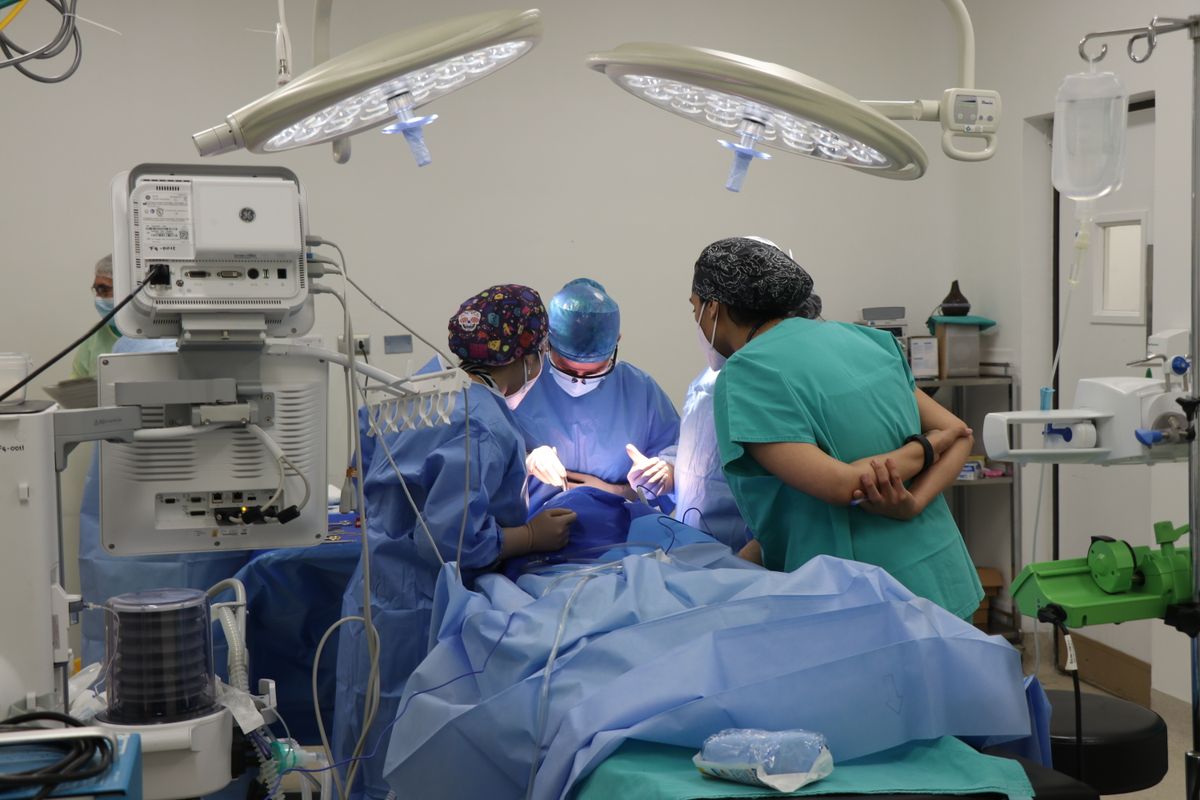 Scientists Found Something Creepy Your Brain Does Under Anesthesia 4 Team of surgeons operating in a well-equipped surgical room.