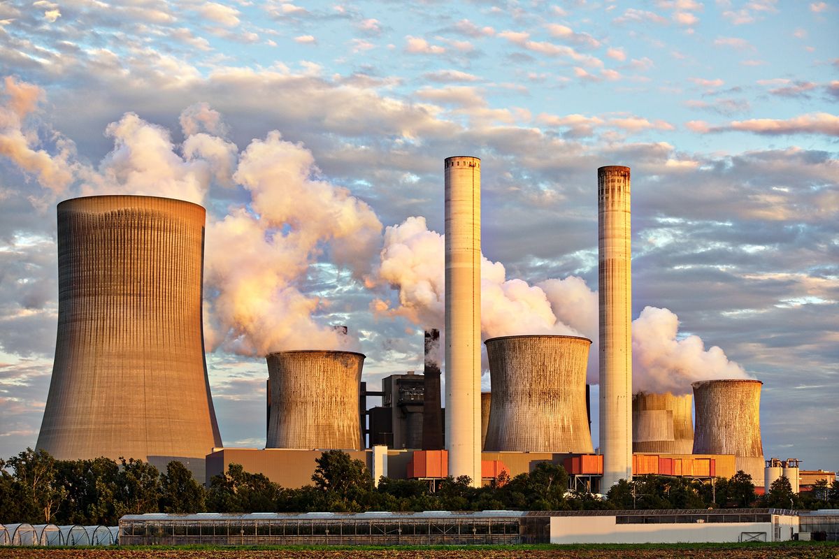 Federal Court Halts Trump-Era Plan to Relax Coal Pollution Limits, Upholding Clean Air Rules Nationwide 1 View of a power plant with smoke emissions under a cloudy sky, depicting industrial energy production.