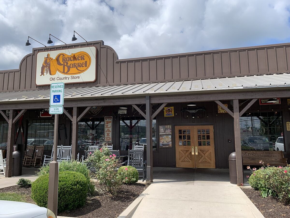 Cracker_Barrel_restaurant_Bloomsburg_Pennsylvania