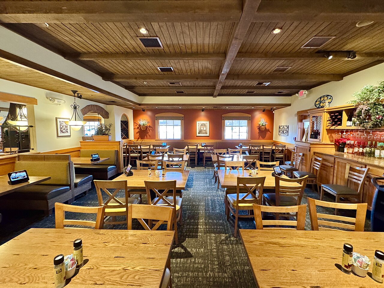 The_interior_of_an_Olive_Garden_restaurant