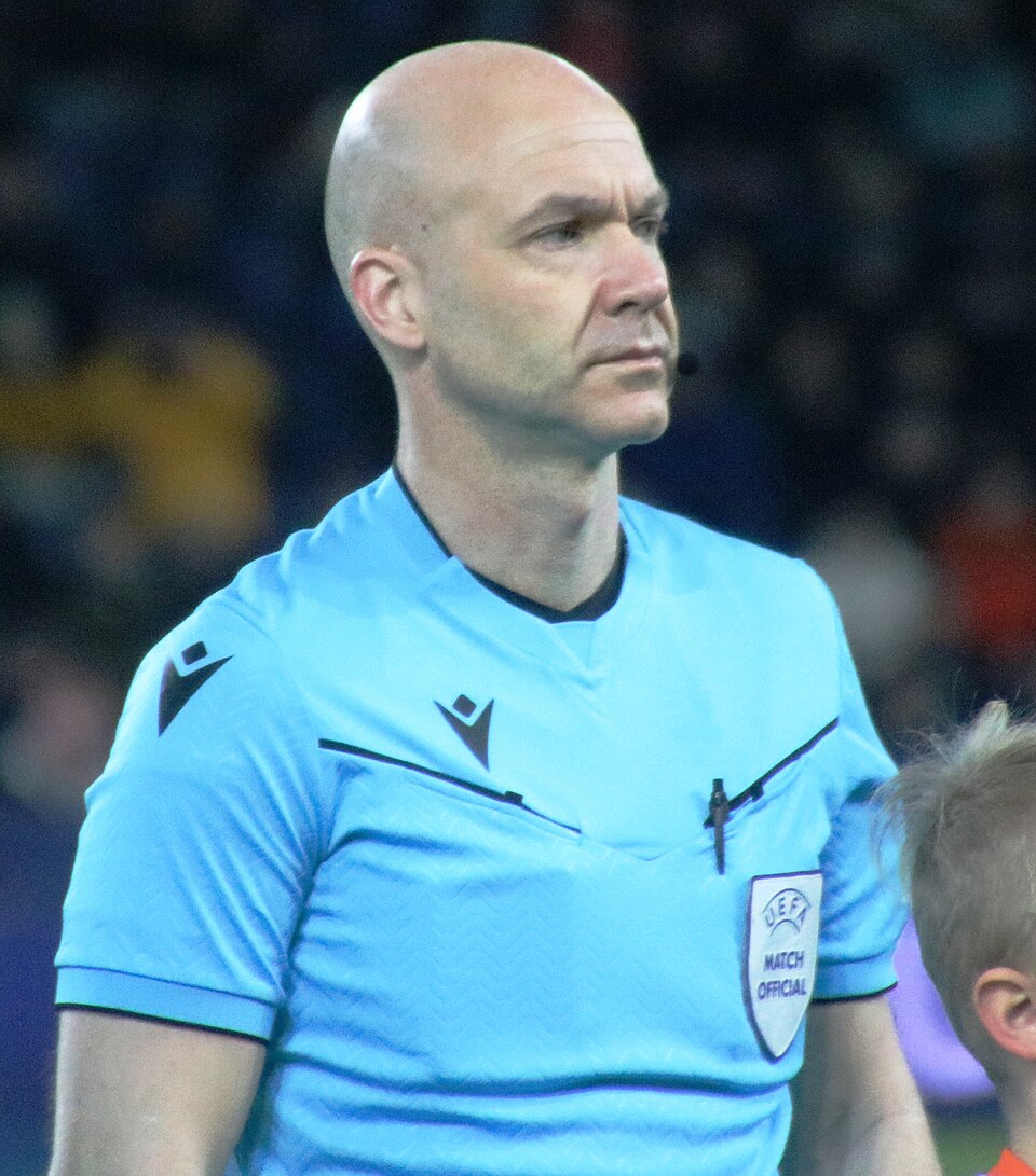 Anthony Taylor Retires From Elite Refereeing After 831 Matches Under Football’s Brightest Spotlight. 1 FC_Salzburg_vs._Atletico_Madrid_2025-01-29_UEFA_Championsleague