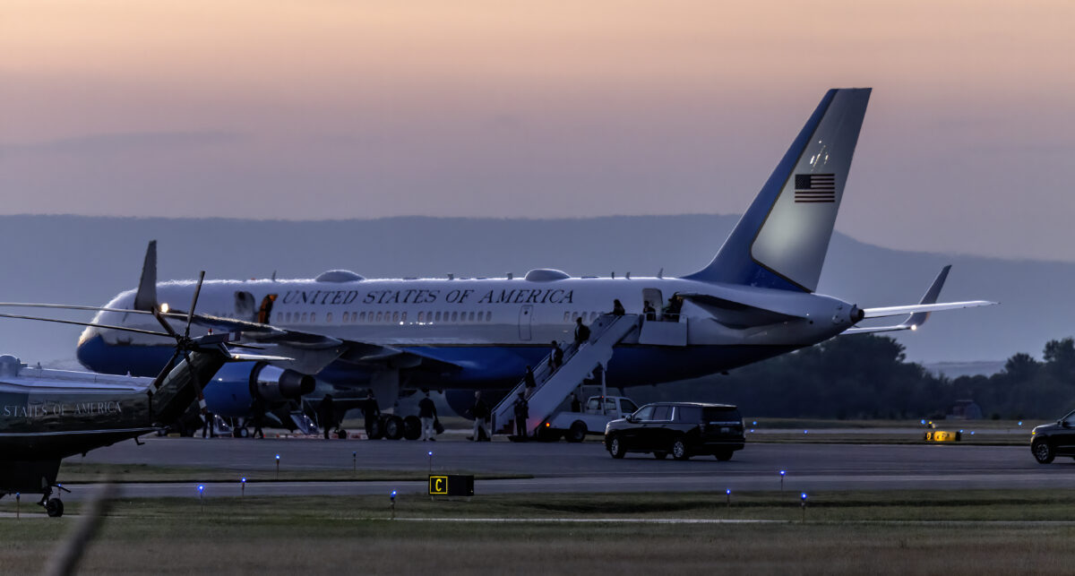 Air_Force_One_VC-32A_HGR_MD2.