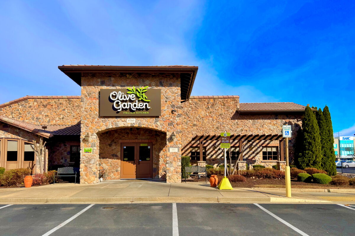 An Olive Garden restaurant in California Maryland 03