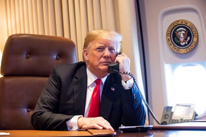 Donald Trump abroad Air Force One 2018 08 24