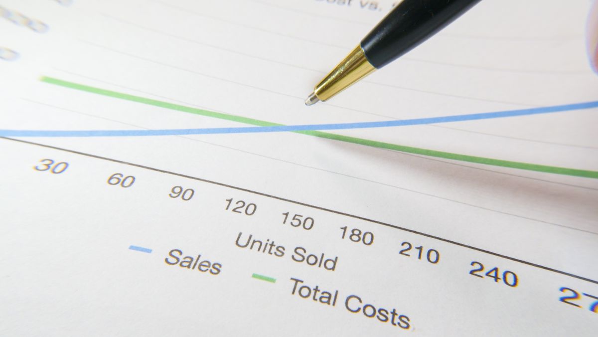 Scott Bessent’s Warning to Oil and Gas Companies Reveals America’s Fuel Price Gap 4 A pen pointing to a financial graph showing sales and total costs.