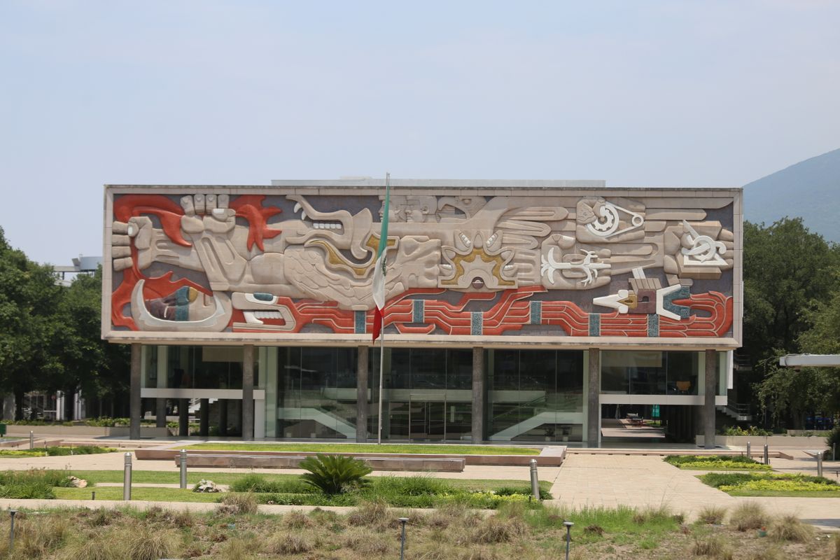 Chipotle Takes Its Biggest Gamble Yet as It Brings American Burritos Into Mexico’s Taco Kingdom 2 Front view of a university building featuring a distinctive mural, showcasing modern architecture.