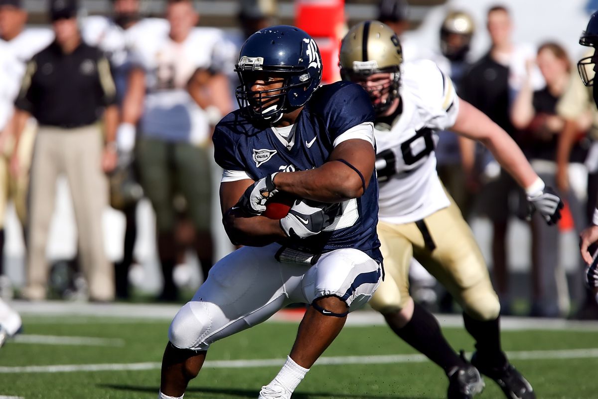 Marshawn Kneeland Cause of Death Revealed: What His Stage 1 CTE Diagnosis Means After the Dallas Cowboys Player’s Death at 24 1 Intense moment captured during an American football game showcasing players in full action on the field.