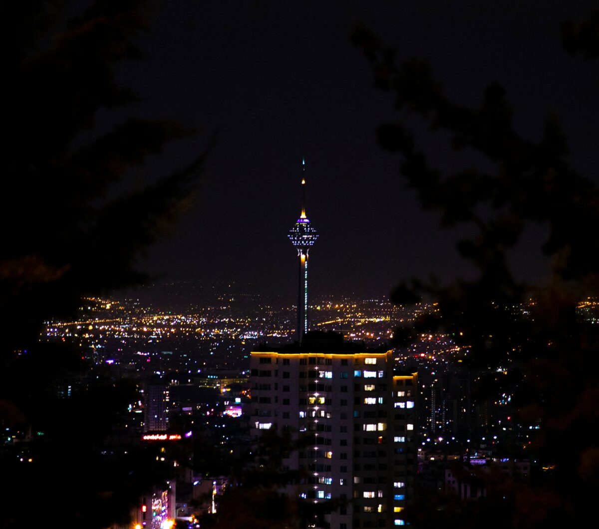tower-in-city-at-night