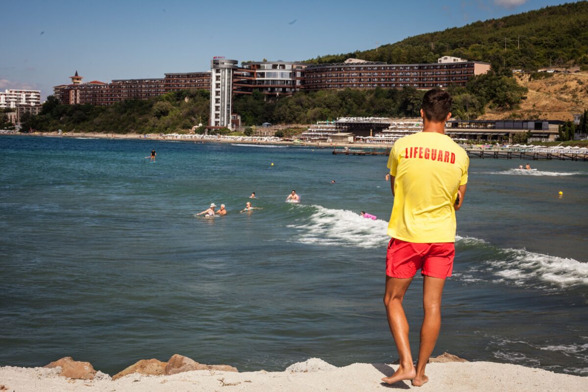 Teen Lifeguard Praised After Rescuing 10-Year-Old Dallas Boy From Dangerous California Riptide. 2 liveguard-standing-on-beach