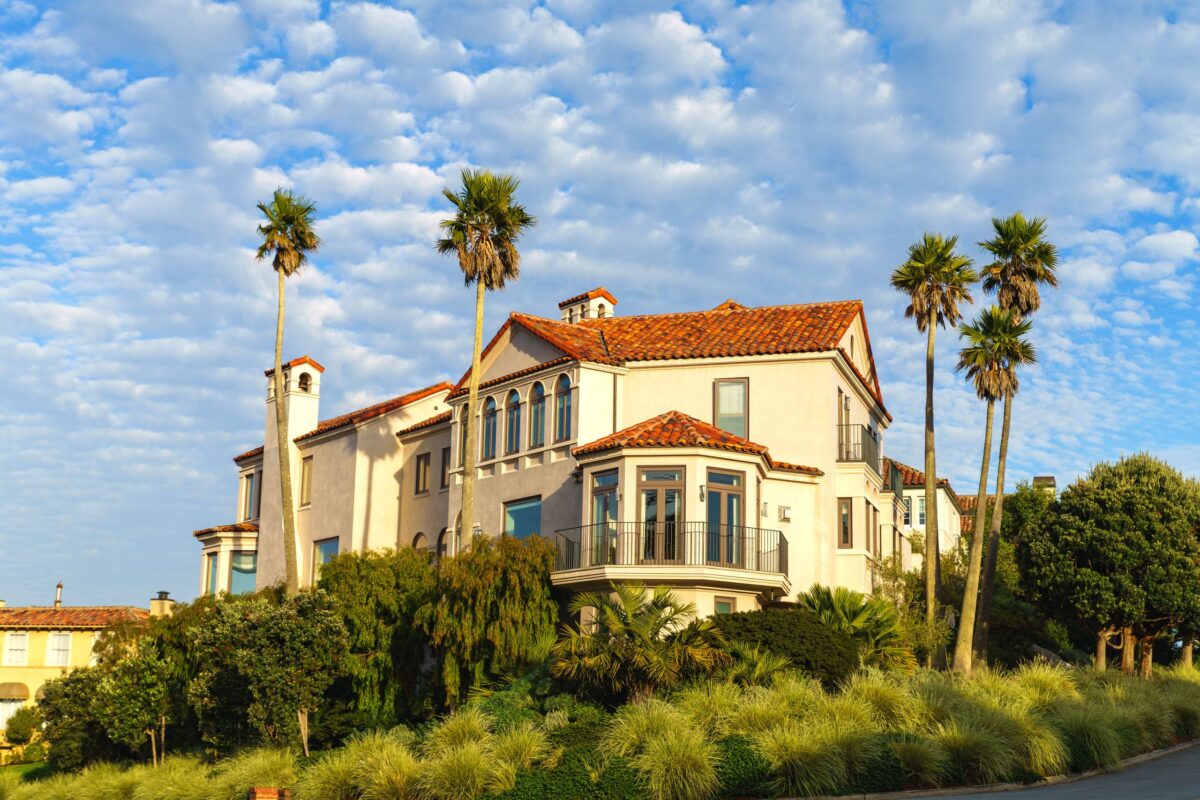 luxurious-mediterranean-style-villa-with-palm-trees