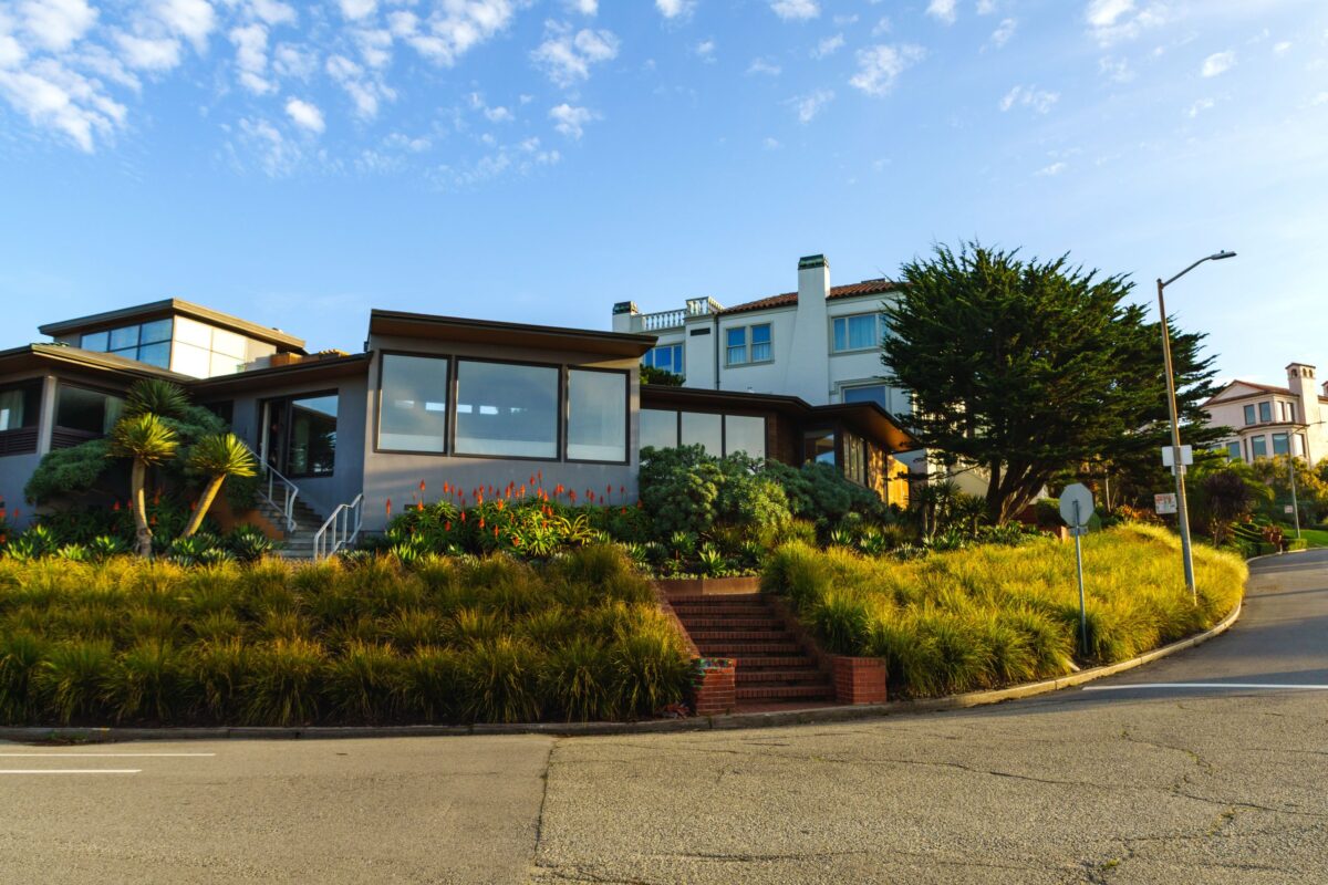 modern-coastal-house-with-lush-garden