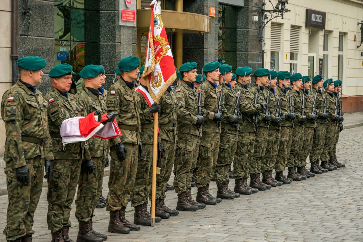 Trump’s NATO summit reversal leaves allies questioning America’s future role. 1 Polish soldiers in uniform during a ceremonial formation in Wrocław, Poland.