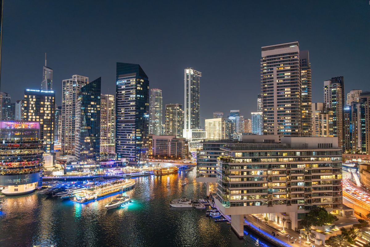 Couples Are Rethinking These “Dream” Honeymoon Spots After Seeing the Real Price Tag 2 Stunning night view of Dubai Marina with illuminated skyscrapers and reflections on the water.