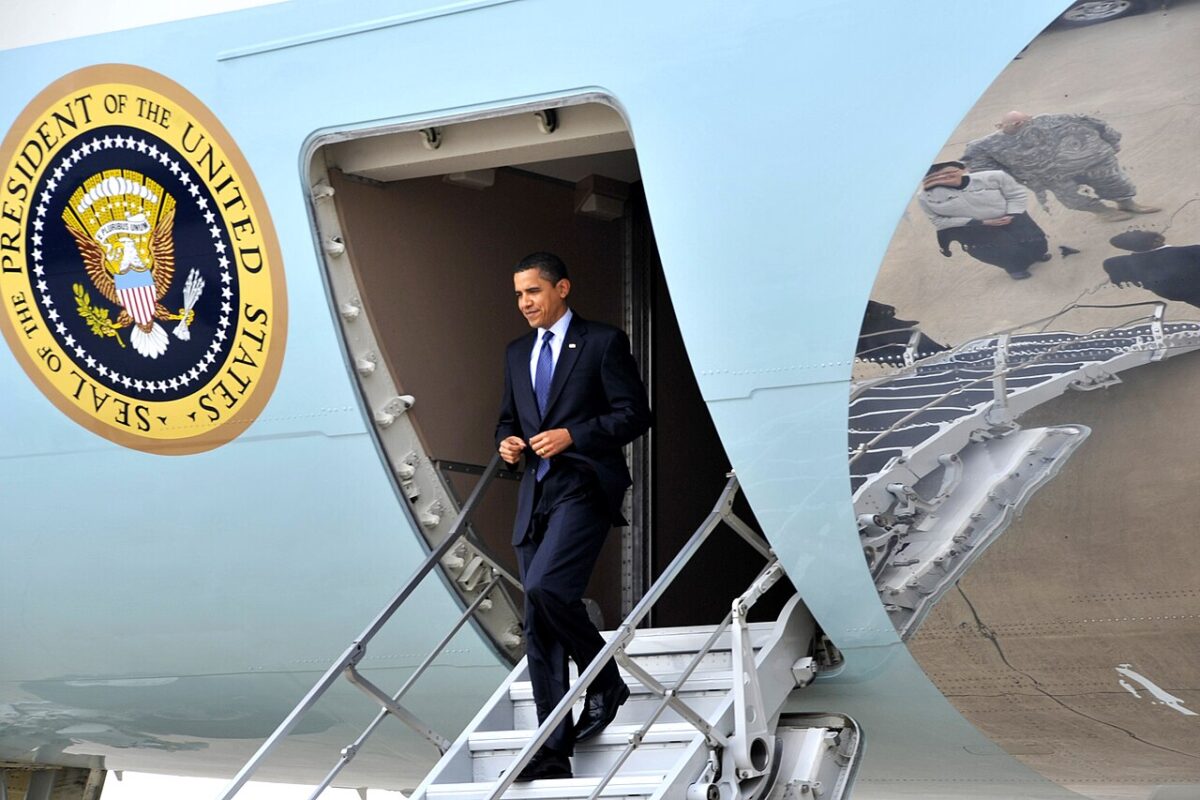 Barack_Obama_arrives_at_Baghdad_International_Airport