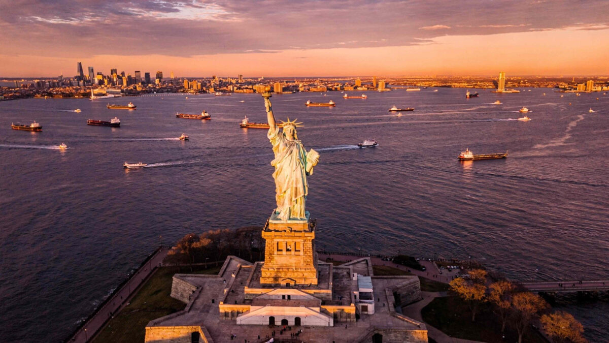 Woman and Infant Die After Boat Capsizes Near Statue of Liberty, 12 Others Rescued 1 315365943 m