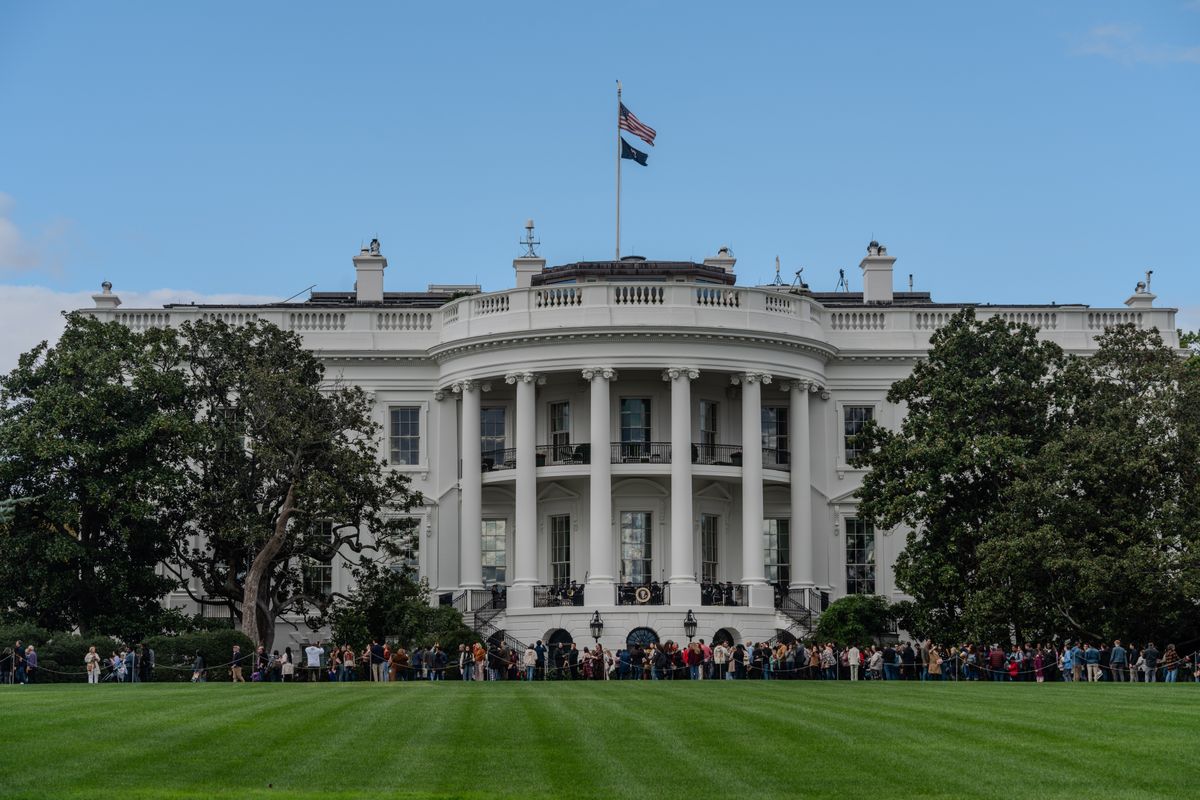 Inside America’s Emergency Plans: How the U.S. Government Prepares for Catastrophic Crises 1 A picturesque view of the White House with the American flag in daylight.