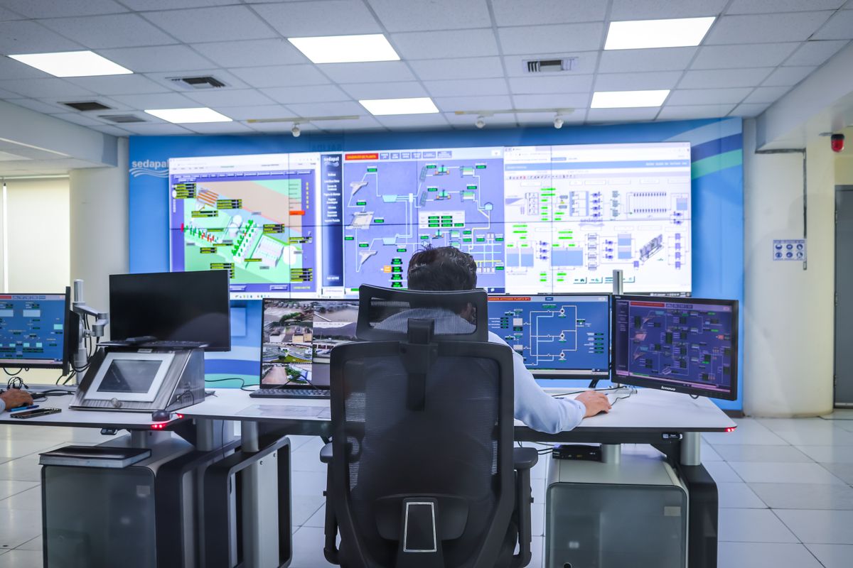 Democrats’ New Bill Would Tax AI Companies to Support Workers and Create Jobs 1 Operator in a modern control room managing technological systems in El Agustino, Lima.