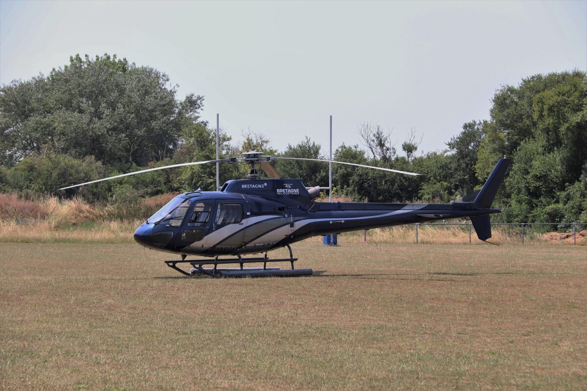 FAA Investigates Marine One Safety Incident While Trump Was Aboard After Near Miss With Regional Jet 3 helicopter-on-grass-field