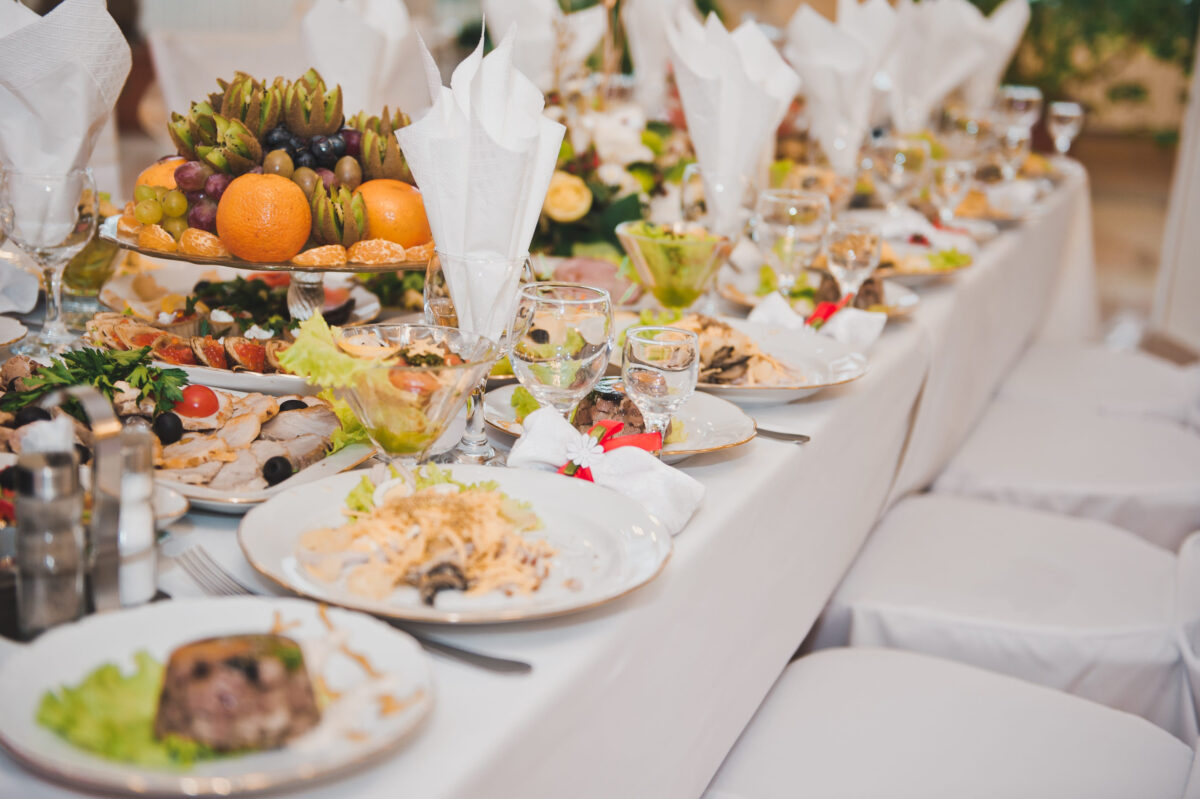 How to Feed 60 Wedding Guests Without Overspending: Easy DIY Menus for a Crowd