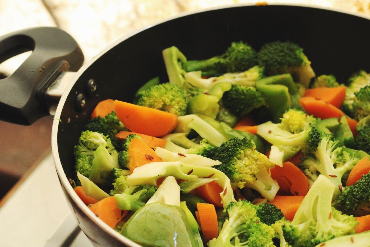 6 Mistakes That Make Roasted Vegetables Soggy 1 A vibrant mix of broccoli, carrots, and peppers cooking in a pan.
