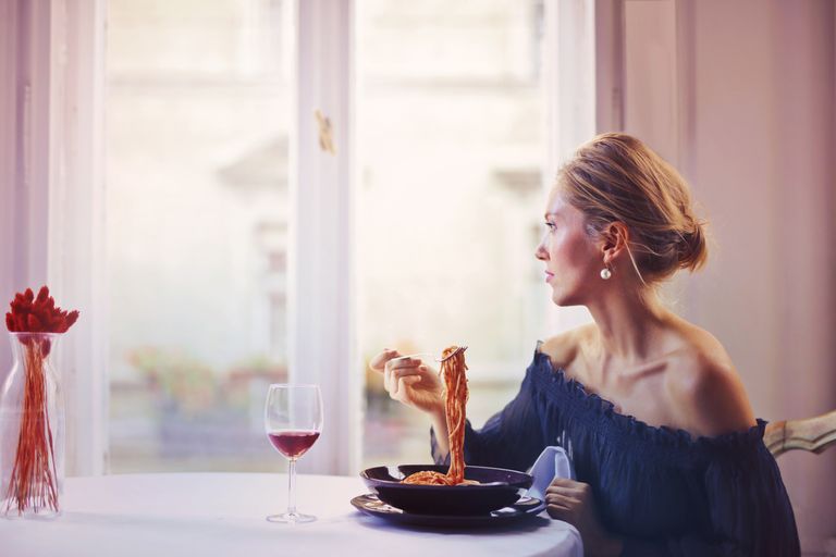 8 Foods to Think Twice About Before Ordering on a First Date