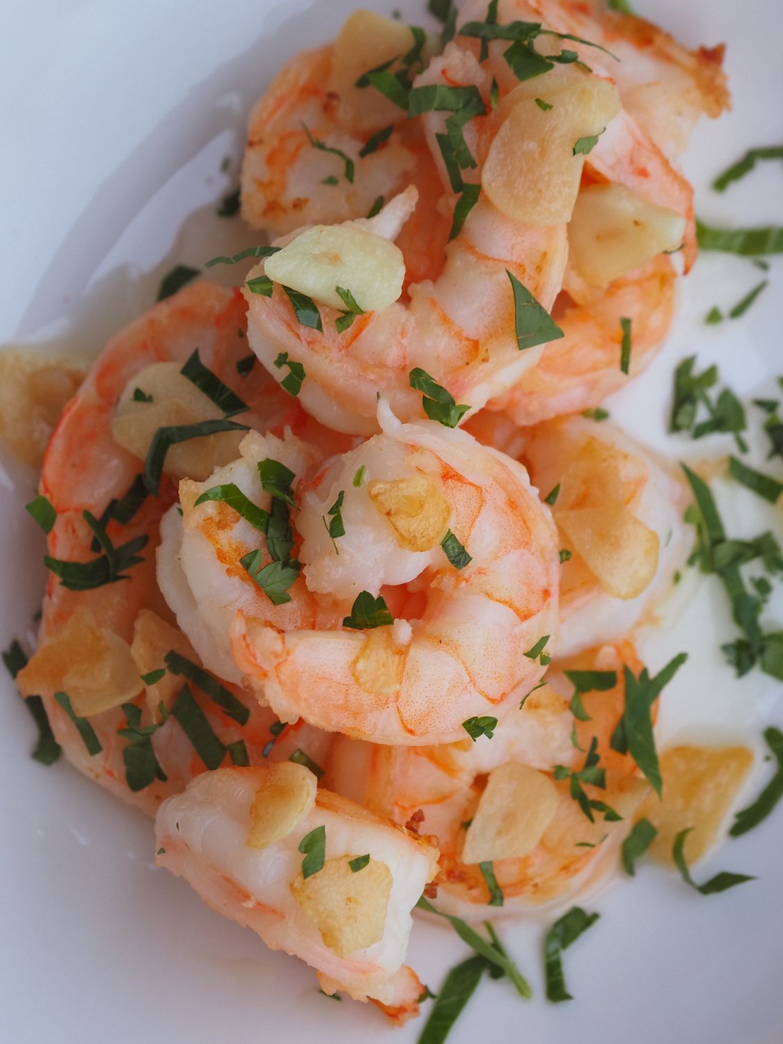 Close-up of delicious garlic shrimp garnished with fresh parsley, perfect for appetizing meals.