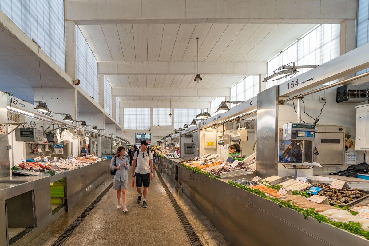 Explore the lively seafood market in Cádiz, Spain, featuring fresh produce and local shoppers.