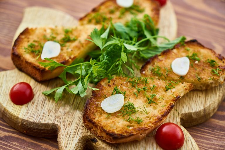 This 15-Minute Garlic Bread Tastes As If It Came From a Red-Sauce Restaurant
