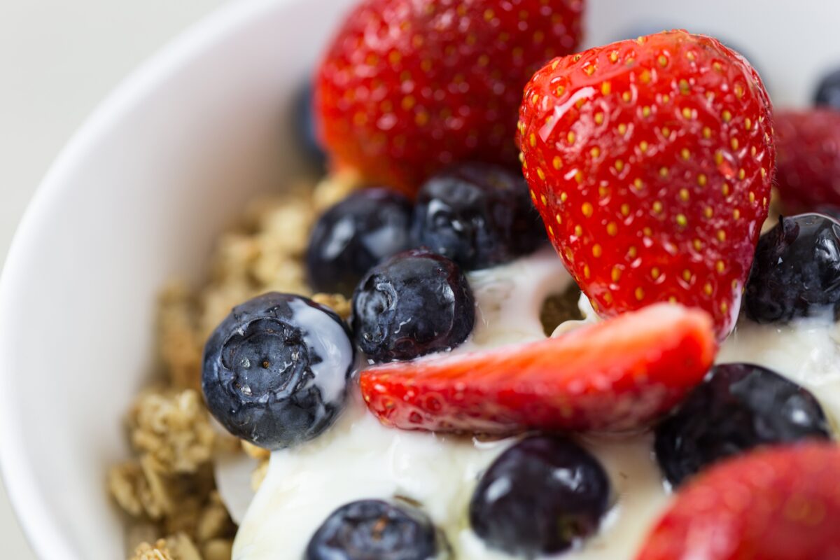 acai-bowl-with-mixed-berries-566564/