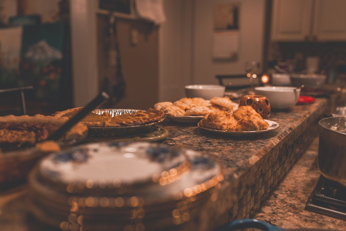 cooked-food-on-paper-plates-1634062/