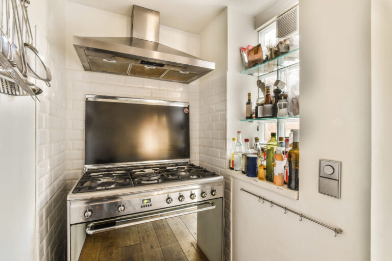 10 Things You Should Never Store Above the Stove