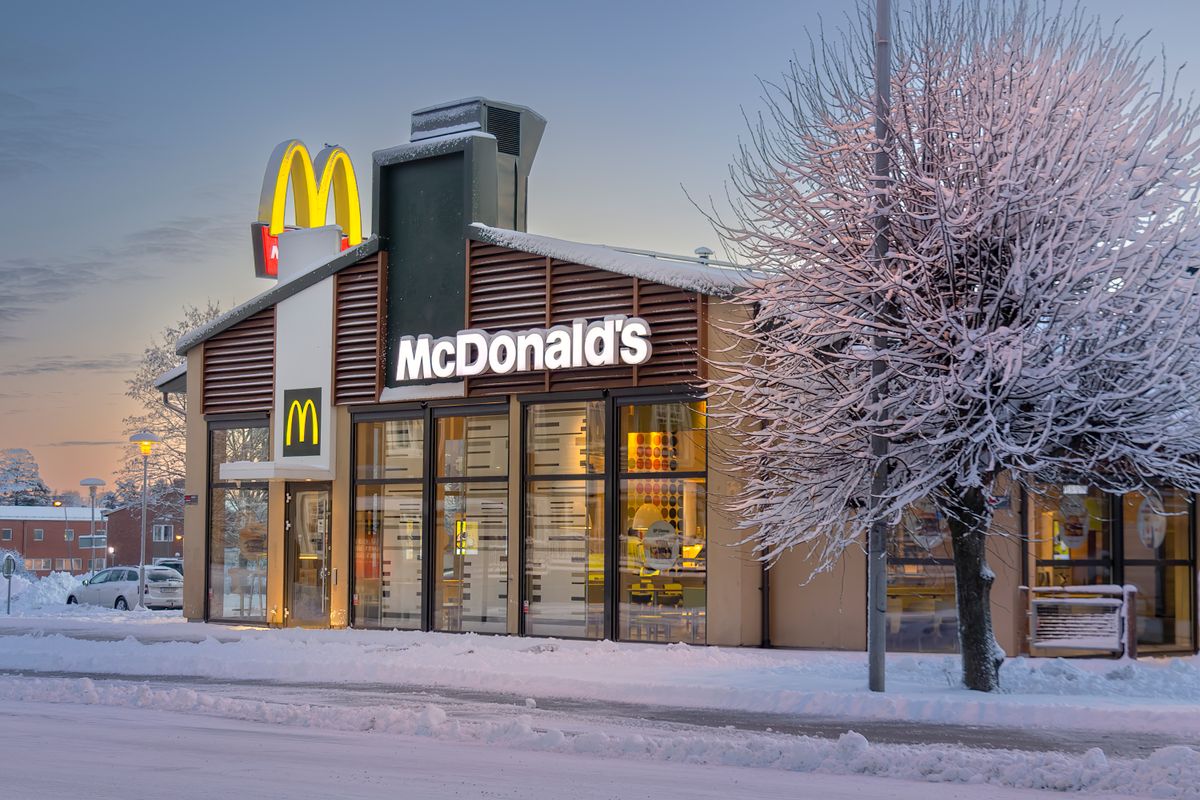 A snowy exterior of a McDonald's restaurant in Ludvika, Sweden during winter.