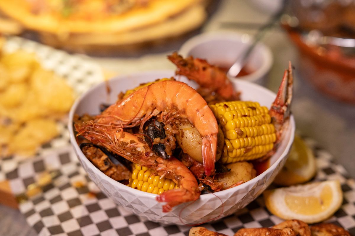 No Frogs, No Broth, All South Carolina: The Real Story Behind Frogmore Stew 2 A vibrant seafood boil with shrimp, corn, and potatoes in a bowl, perfect for feast lovers.