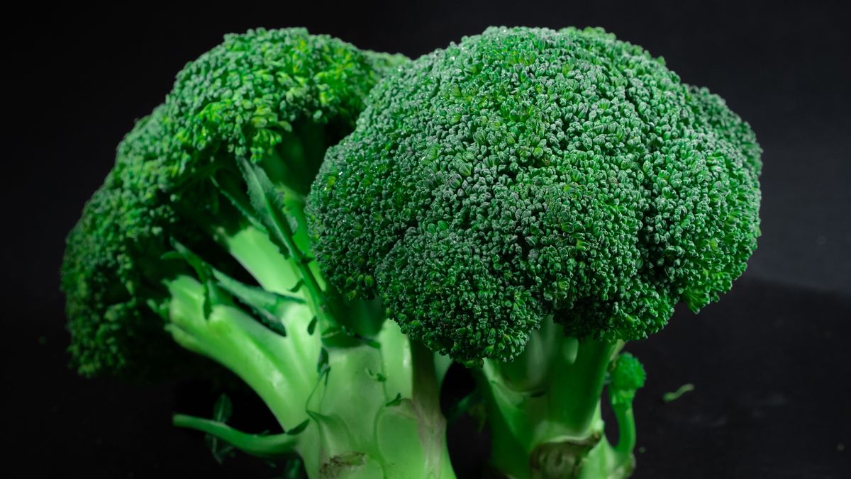 8 Food Parts You Really Shouldn’t Be Throwing Away 1 Close-up of fresh green broccoli florets showcasing texture and freshness.