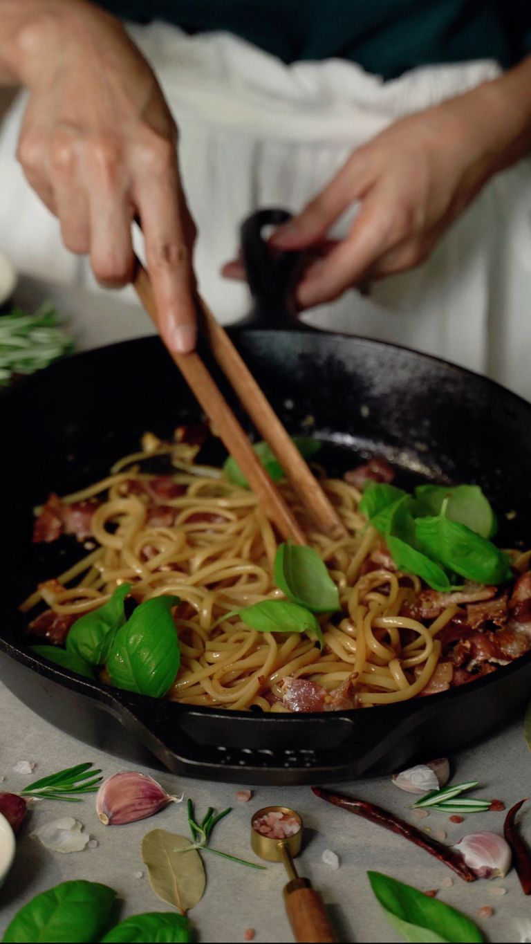These 15-Minute Garlic Noodles Have No Business Tasting This Good