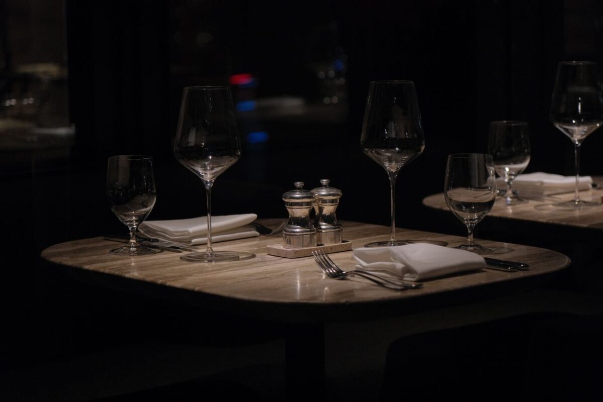 elegant-dining-setup-with-wine-glasses-in-new-york-