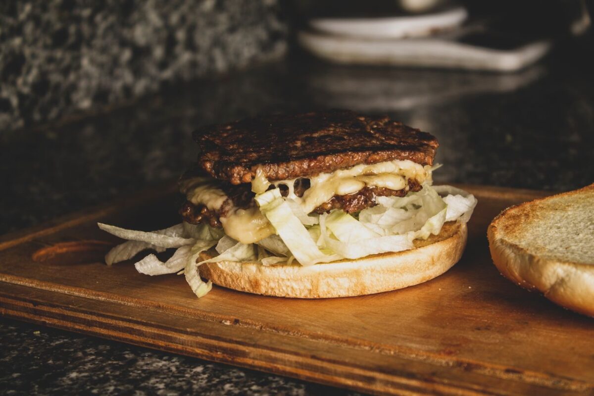 meat-on-burger-on-tray-